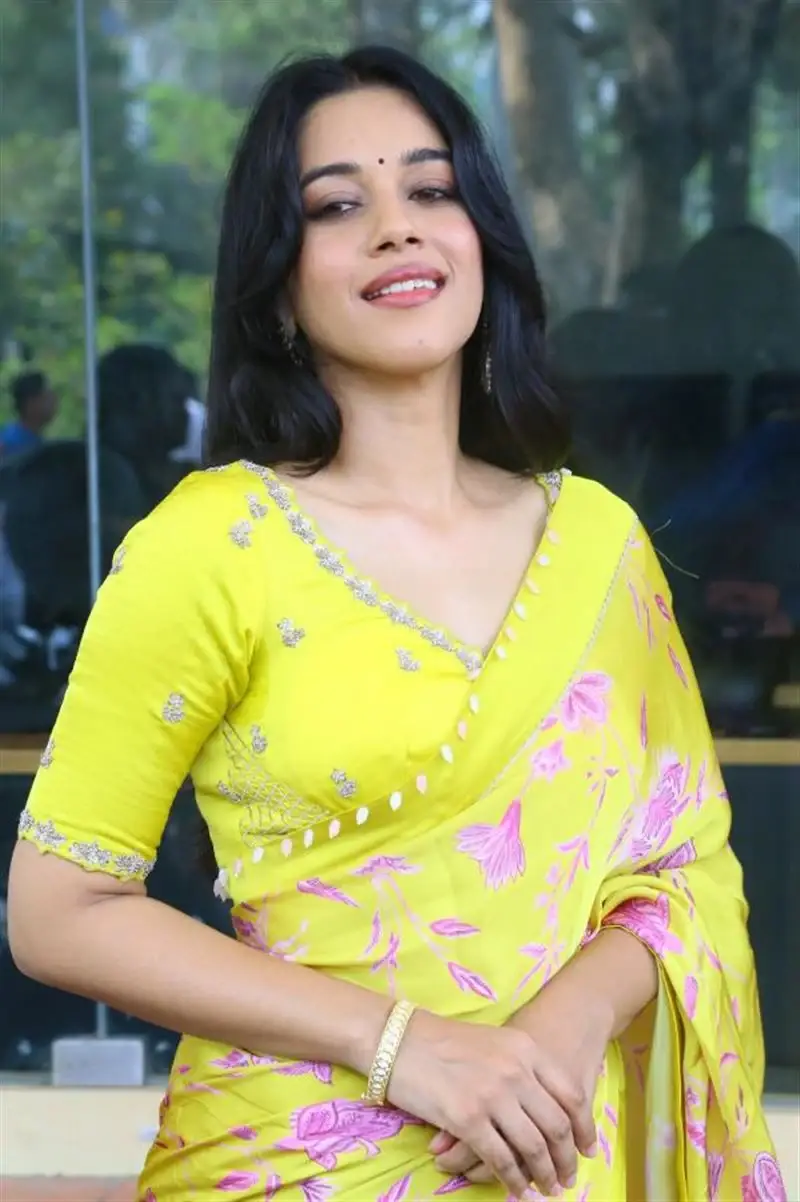 ACTRESS MIRNALINI RAVI IN YELLOW SAREE AT LOVE GURU MOVIE MEET 19